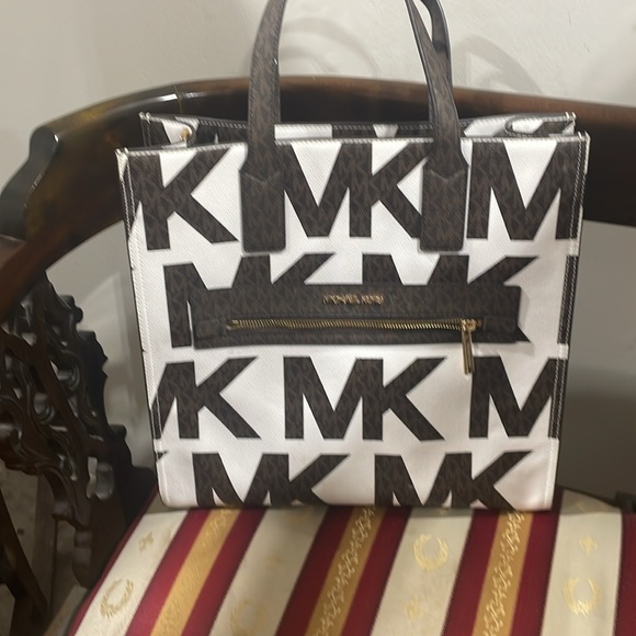 Michael Kors bag SOLD✅ - Picture 3 of 4